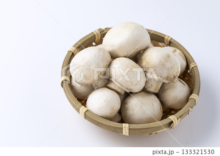 ざるに入れたホワイトマッシュルーム 133321530