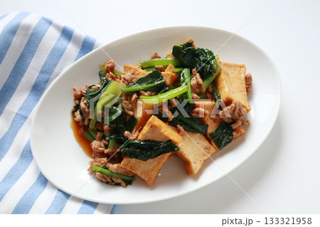 小松菜 厚揚げ ひき肉 炒め物 小松菜 厚揚げ ひき肉 炒め物 133321958