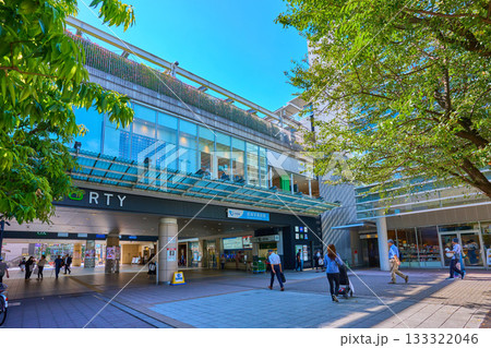 東京都世田谷区の小田急線 成城学園前駅の北口を見る 東京都世田谷区の小田急線 成城学園前駅の北口を見る 133322046