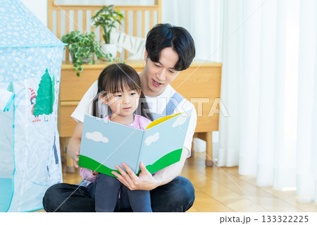 絵本を読む保育士と子供 絵本を読む保育士と子供 133322225