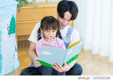 絵本を読む保育士と子供 133322226