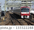 京浜急行川崎駅に入線する電車 133322288