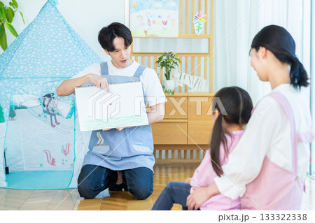 紙芝居をする保育士さん 133322338