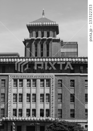 横浜三塔の一つであるキングの塔（神奈川県庁本庁舎）の正面 133322353