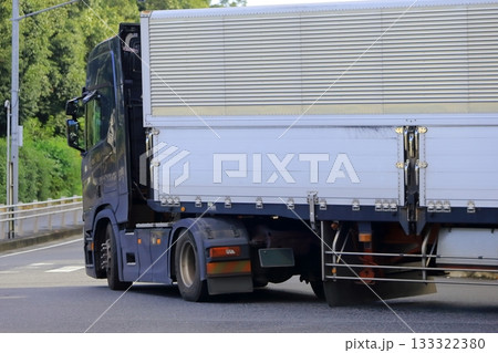 交差点を右折中のトレーラー 133322380