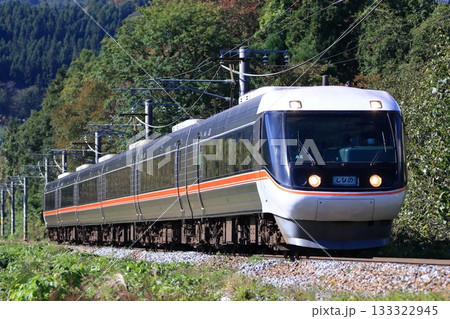 篠ノ井線を長野駅まで直通する特急しなの号 133322945