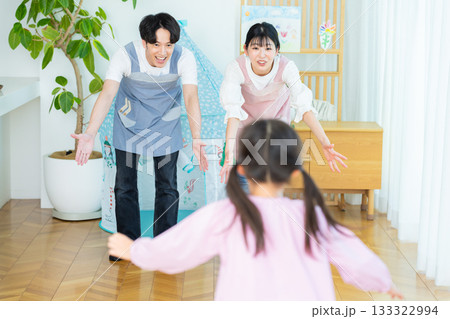 保育園で働く保育士さん 133322994