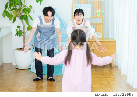 保育園で働く保育士さん 133322995