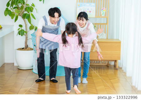 保育園で働く保育士さん 保育園で働く保育士さん 133322996