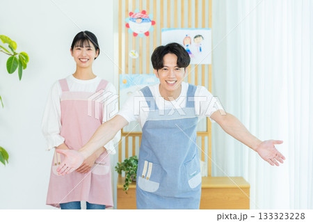 保育園で働く保育士さん 133323228