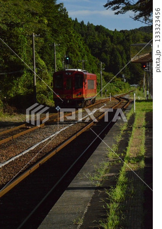 東雲駅から遠ざかる「赤い電車」(東雲駅/京都府舞鶴市水間257-2) 東雲駅から遠ざかる「赤い電車」(東雲駅/京都府舞鶴市水間257-2) 133323456