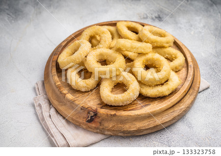 Raw onion rings on wooden board. grey background. top view 133323758