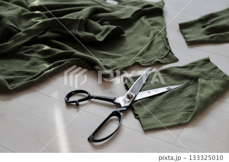 使い古しの綿ニットを刻んでウエスにして再利用 使い古しの綿ニットを刻んでウエスにして再利用 133325010