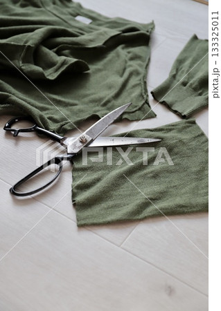 使い古しの綿ニットを刻んでウエスにして再利用 使い古しの綿ニットを刻んでウエスにして再利用 133325011