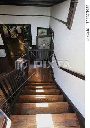 横浜の山手イタリア山庭園内にある外交官の家の階段 133325425