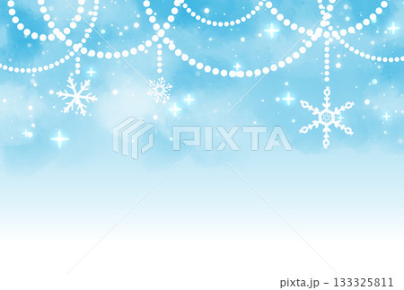 薄い水色の雪とパールのガーランドのキラキラした背景 133325811