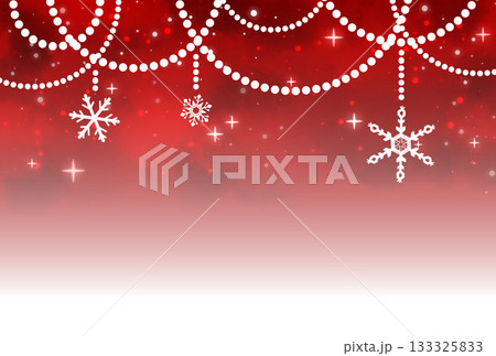 濃い赤色の雪とパールのガーランドのキラキラした背景 濃い赤色の雪とパールのガーランドのキラキラした背景 133325833