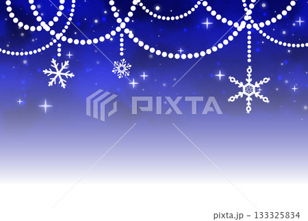 濃い青色の雪とパールのガーランドのキラキラした背景 133325834