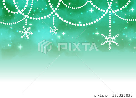 緑色の雪とパールのガーランドのキラキラした背景 133325836