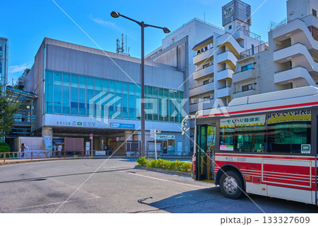 東京都世田谷区の小田急線 成城学園前駅の西口バスロータリーから駅を見る 東京都世田谷区の小田急線 成城学園前駅の西口バスロータリーから駅を見る 133327609