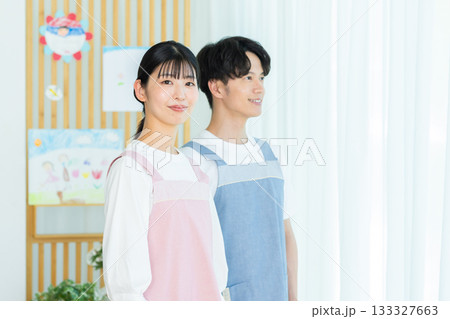 エプロンをした保育士 133327663