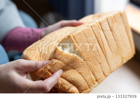 柔らかい食パンを持っている人 柔らかい食パンを持っている人 133327939