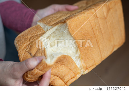 柔らかい食パンを持っている人 柔らかい食パンを持っている人 133327942