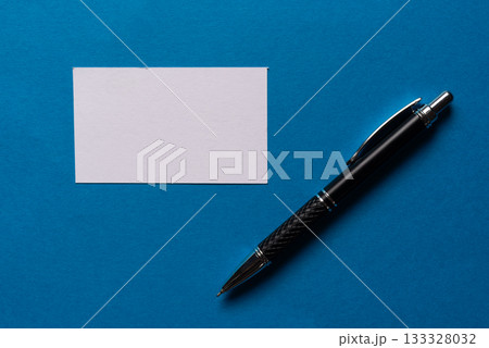 青背景に置いてあるボールペンとメモ 青背景に置いてあるボールペンとメモ 133328032