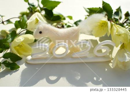 羊毛フェルトの白馬と冬咲きクレマチスの年賀素材 羊毛フェルトの白馬と冬咲きクレマチスの年賀素材 133328445