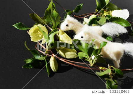 羊毛フェルトの白馬と冬咲きクレマチス　 133328465