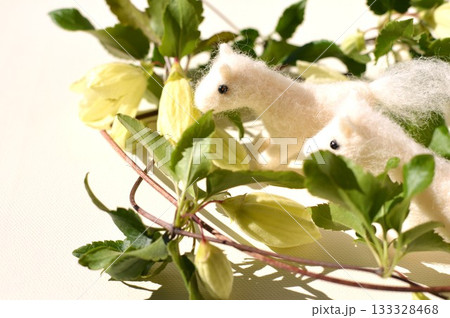 羊毛フェルトの馬と冬咲きクレマチス　　 133328468