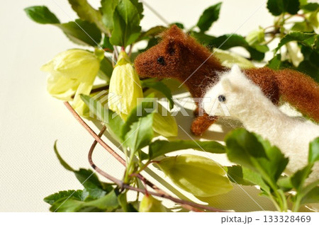 羊毛フェルトの馬と冬咲きクレマチス 羊毛フェルトの馬と冬咲きクレマチス 133328469