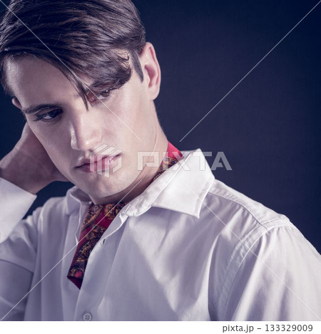 Close up of thoughtful young man looking away 133329009