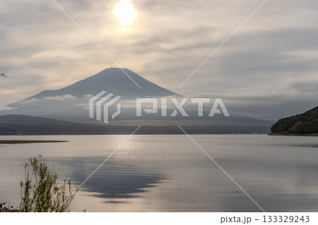 山中湖と富士山 133329243