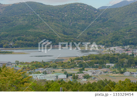 山中湖明神山パノラマ台からのぞむ山中湖湖畔 山中湖明神山パノラマ台からのぞむ山中湖湖畔 133329454