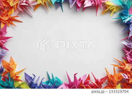 折り紙で折った鶴のフレーム背景素材 133329704