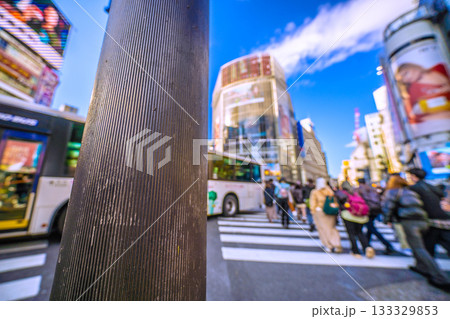 日本の東京都市景観剥がされたシール…交差点には先読めず大型バスが立ち往生。外国人観光客らの横断を妨害 133329853