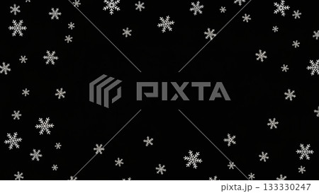 黒い背景に白い雪の結晶が映えるシックな冬のモノクロパターン 133330247