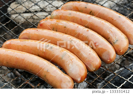 ソーセージの網焼き 133331412