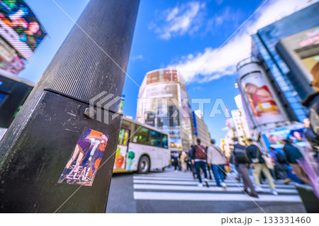 日本の東京都市景観剥がされたシール…早くも…。交差点では、先が読めず大型バスが立ち往生、横断を妨害 133331460