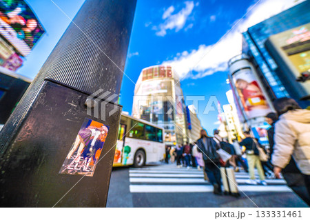 日本の東京都市景観剥がされたシール…早くも…。交差点では、先が読めず大型バスが立ち往生、横断を妨害 日本の東京都市景観剥がされたシール…早くも…。交差点では、先が読めず大型バスが立ち往生、横断を妨害 133331461