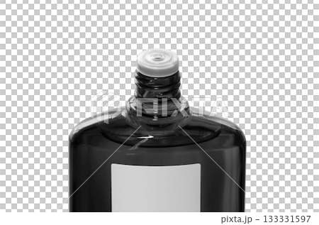 【切り抜き透過背景素材】スクリューキャップを開けた育毛剤の黒色半透明のボトル 133331597