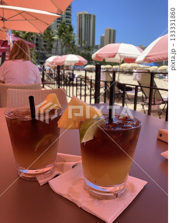 ワイキキビーチで乾杯 ワイキキビーチで乾杯 133331860