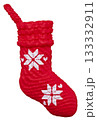 赤いクリスマスストッキングのオーナメント（白背景） 133332911