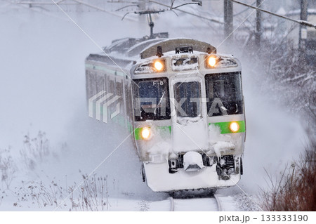 千歳線　北広島－島松　JR北海道　721系　F-8編成（札幌） 133333190