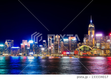 香港　夜のビクトリアハーバー　中環（セントラル）エリア 133334017