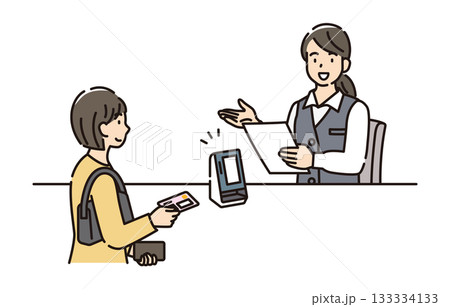 受付でマイナンバーカードを提示する女性 133334133