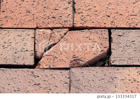 レンガ敷の破損箇所 133334317