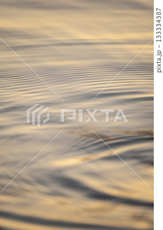 湖の水面がつくる朝色のイメージ 湖の水面がつくる朝色のイメージ 133334387