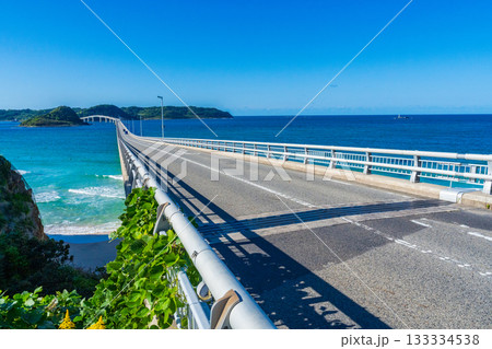 山口県下関市 角島大橋とコバルトブルーの日本海 山口県下関市 角島大橋とコバルトブルーの日本海 133334538